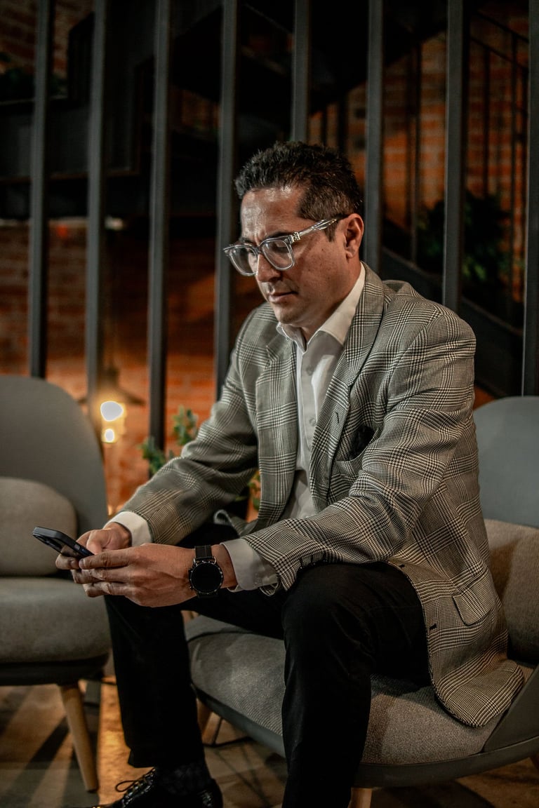 Rodrigo Moreno con telefono en oficina moderna